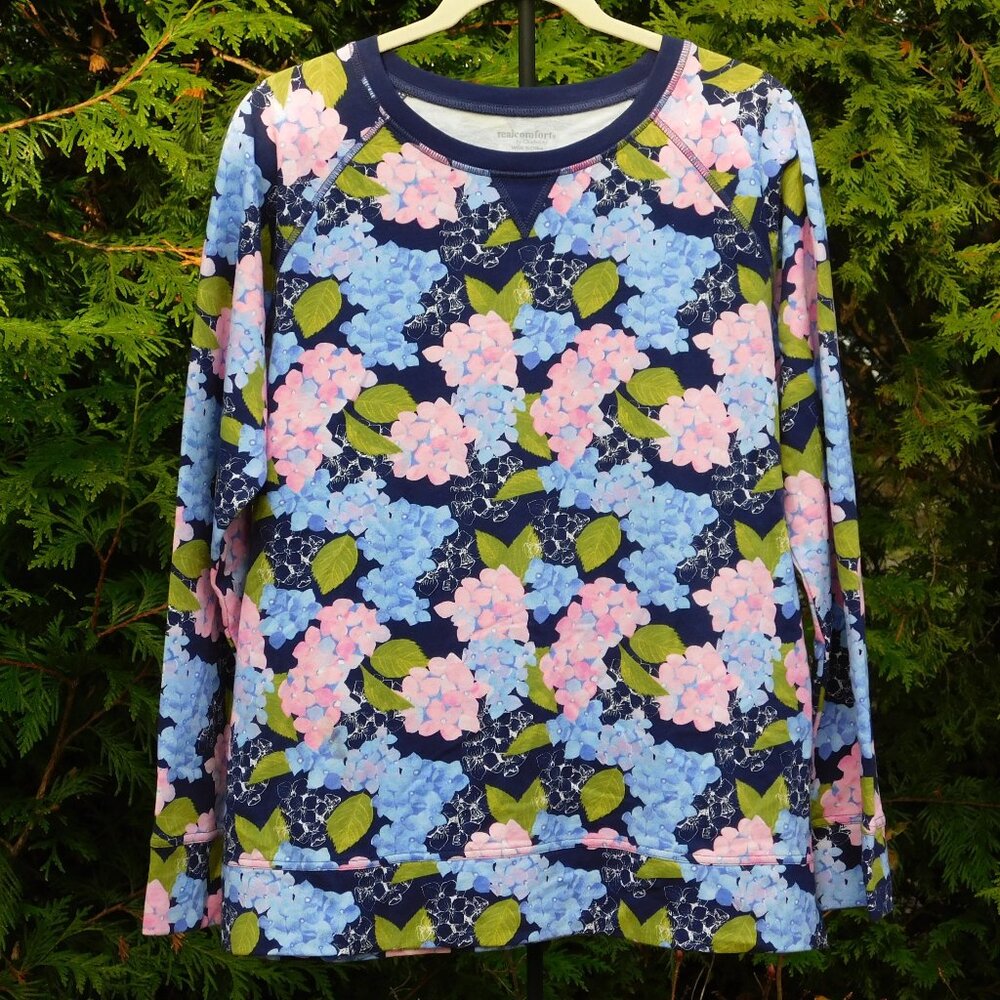 Real Comfort by Chadwicks Hydrangea Print Raglan Sweatshirt with Side Slits